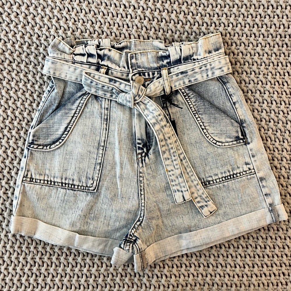 NWT Blank NYC Light Denim Acid Wash Paper Bag Shorts with Belt - Picture 4 of 11